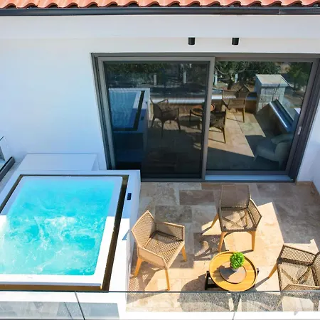 Essentia Luxury Aparthotel Koinira